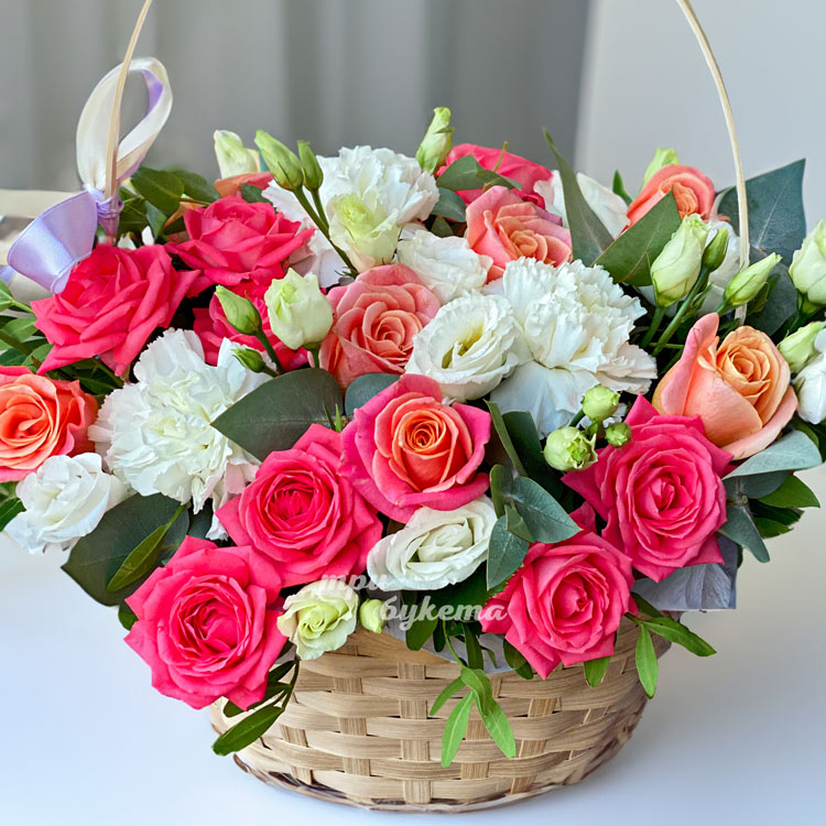 Корзина ярких роз и белых гвоздик (крупный план)