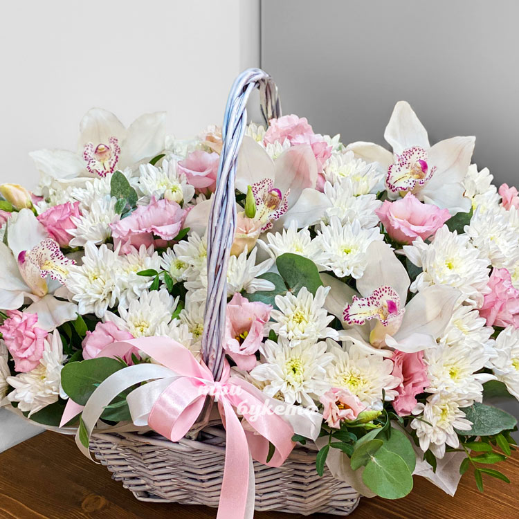 Корзина белых хризантем, орхидей и эустом (крупный план)