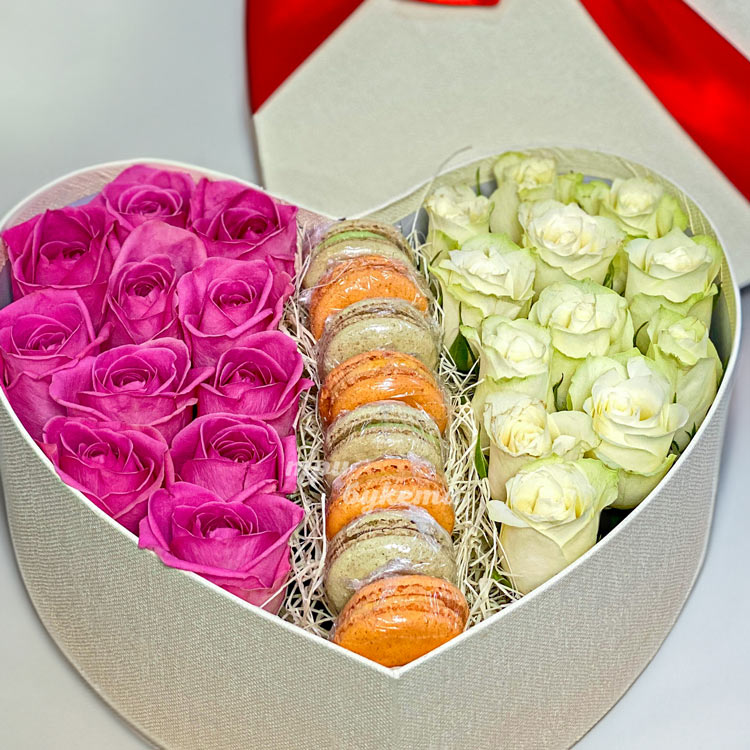 Макаруны с белыми и розовыми розами (крупный план)