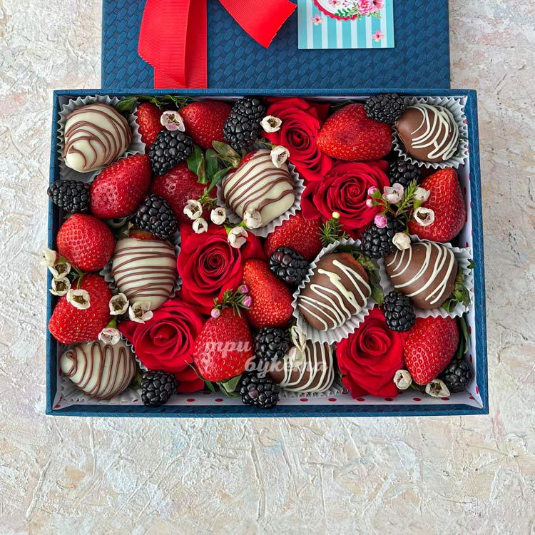 Клубника и розы на 8 марта в коробке (крупный план)