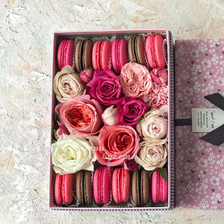 Коробка макарун и розовых роз на 8 марта (вид сверху)