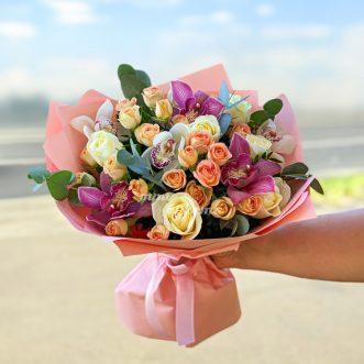 Яркий букет из орхидей и роз на 8 марта