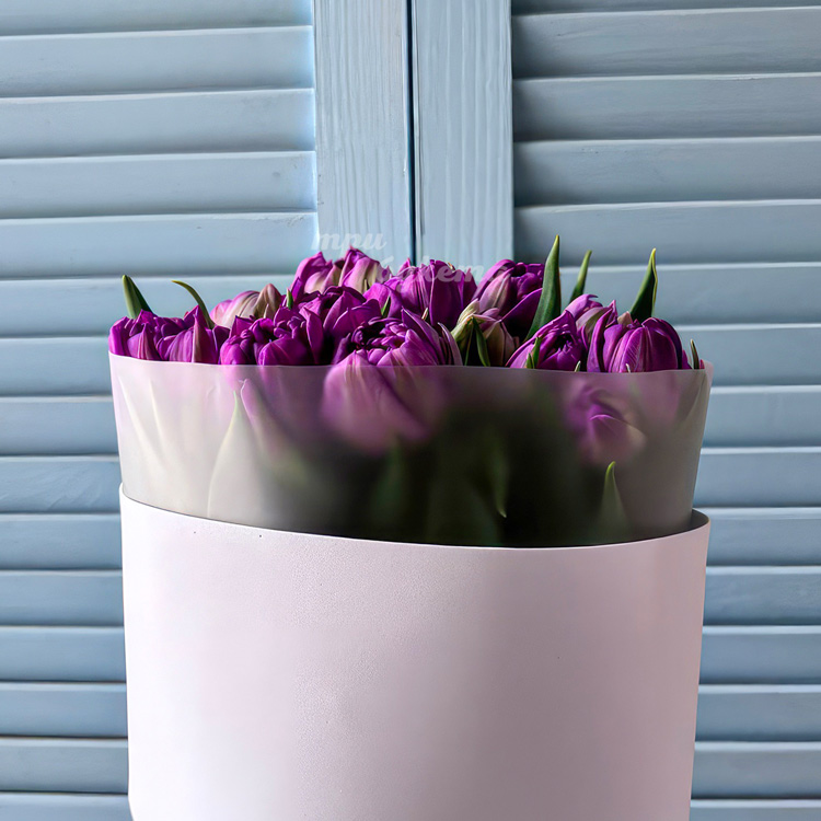 Букет 15 пионовидных сиреневых тюльпанов (крупный план)