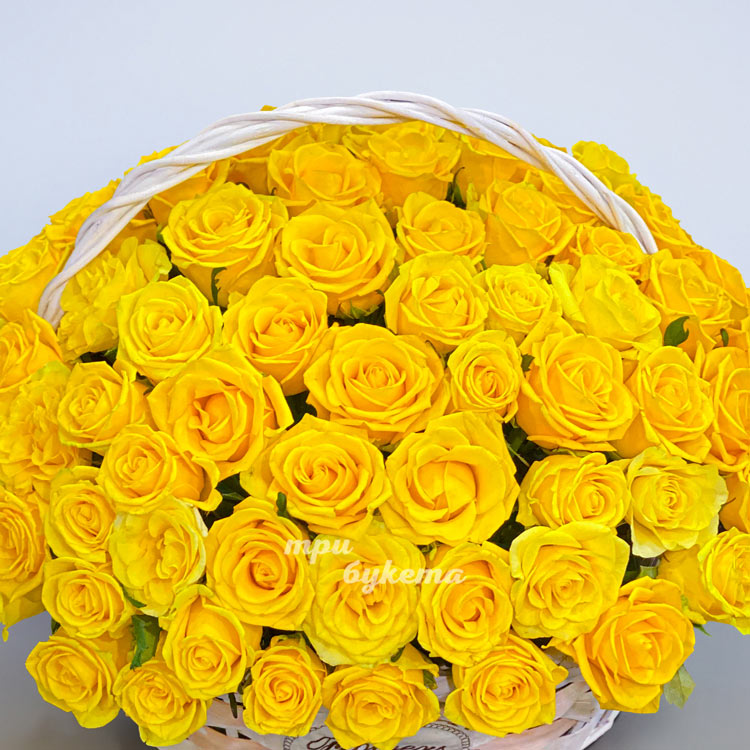 Желтые розы в плетеной корзине (крупный план)