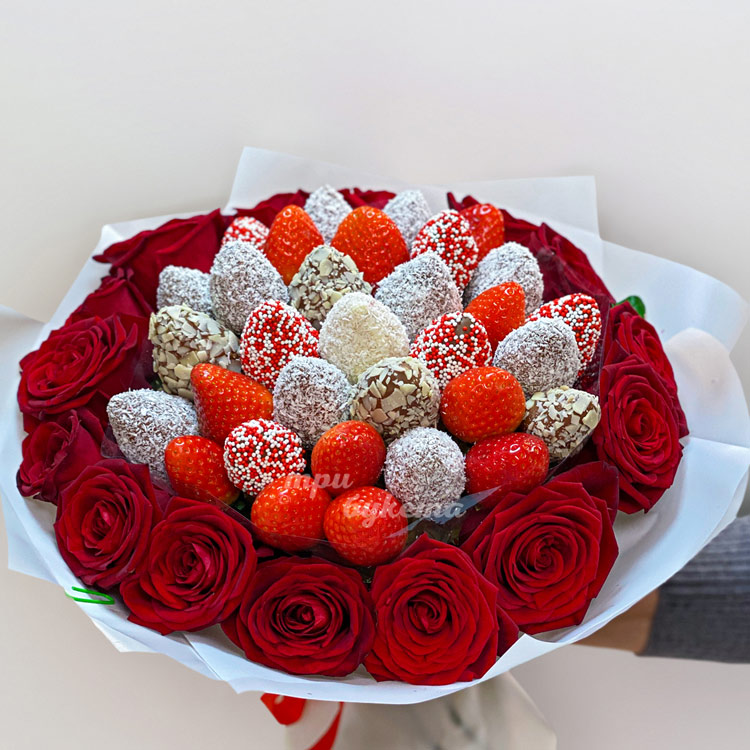Клубника и 15 красных роз в букете (крупный план)