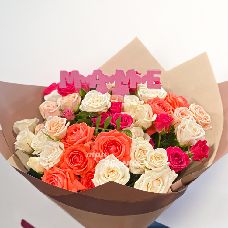 Букет ярких кустовых роз на день матери (крупный план)