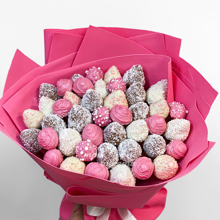 Розовый букет из клубники в шоколаде (крупный план)