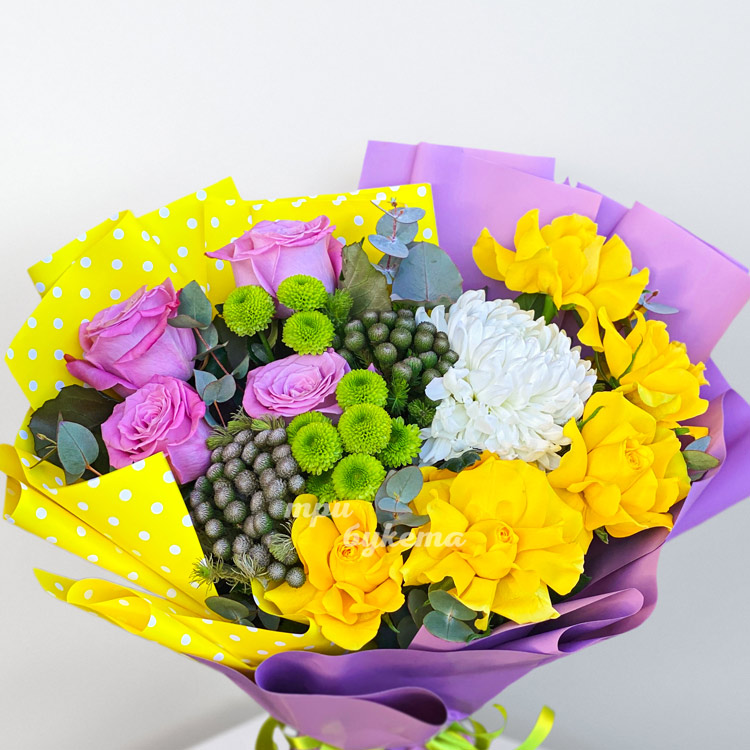 Яркий букет из желтых и сиреневых роз (крупный план)