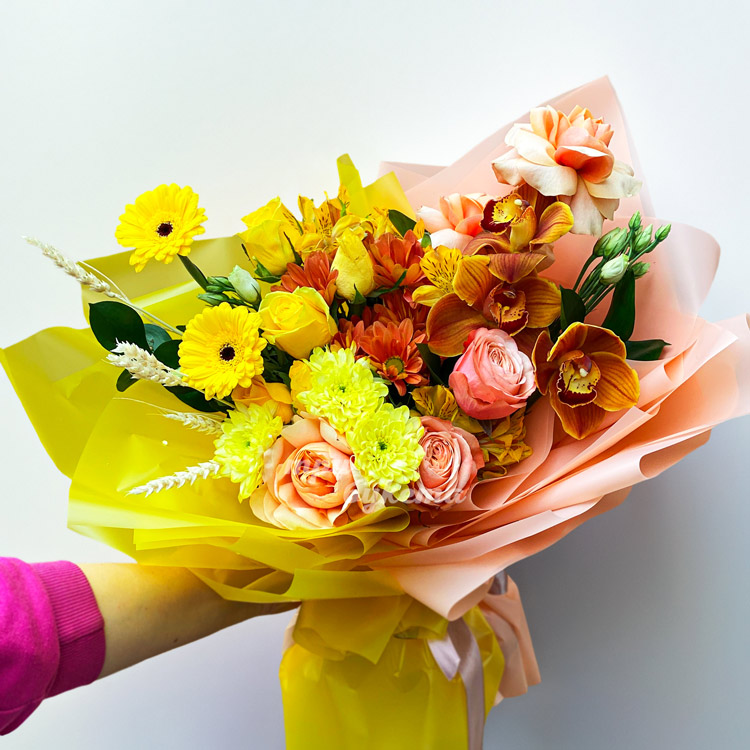 Желтый букет гербер, роз орхидей (крупный план)