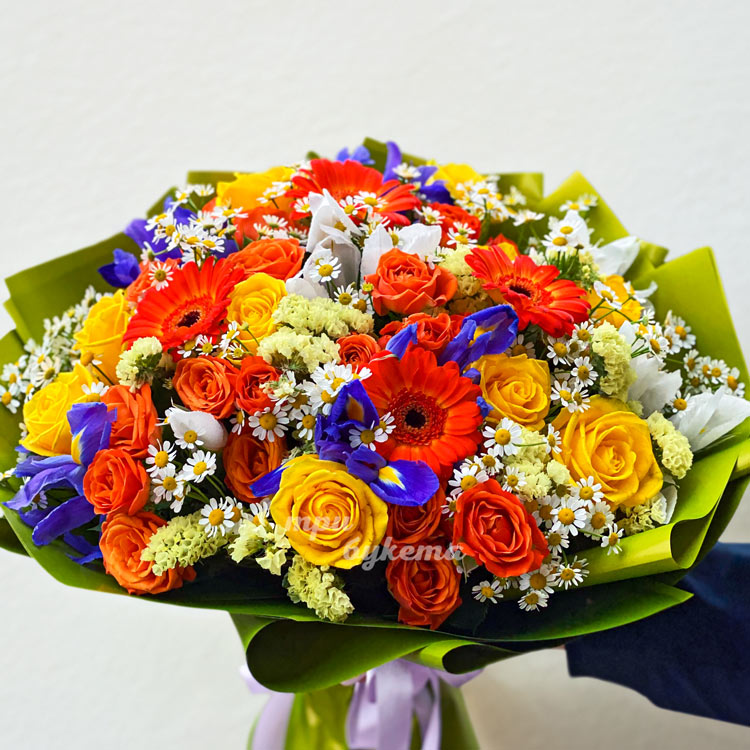 Букет оранжевых роз и гербер с ромашками (крупный план)