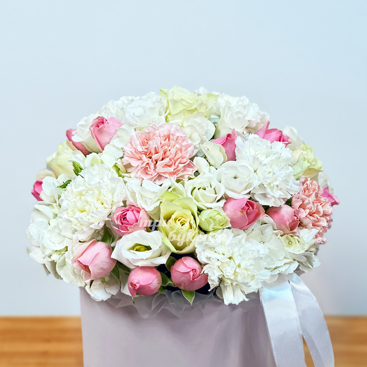 Гвоздики, розы и гортензии в коробке (крупный план)