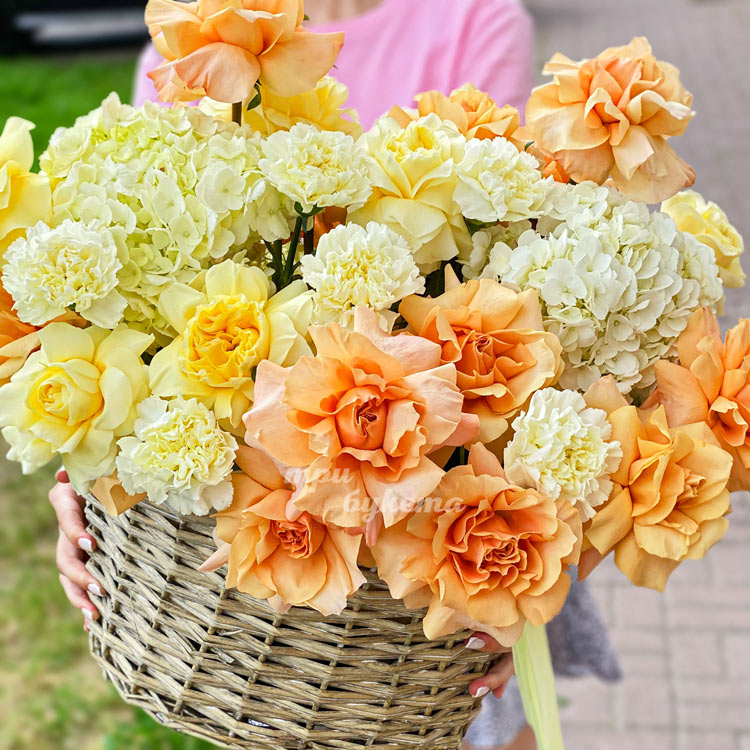 Корзина французских роз, гвоздик и гортензий (в руках флориста)