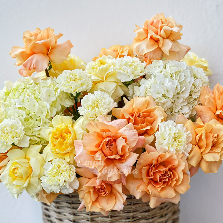 Корзина французских роз, гвоздик и гортензий (крупный план)
