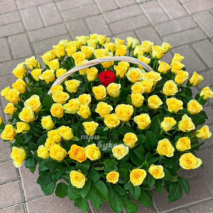 Корзина из 100 желтых и 1 красной розы (вид сверху)