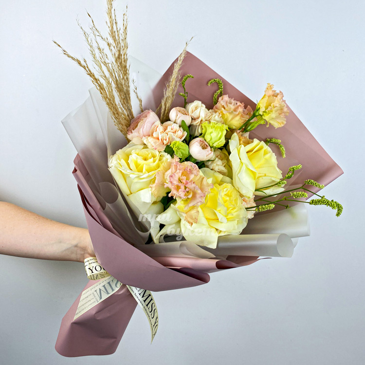 Мини-букет из желтых роз и эустом (в руке флориста)