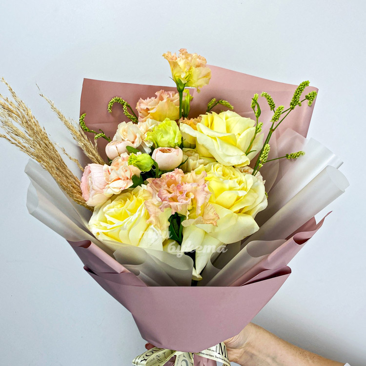 Мини-букет из желтых роз и эустом (крупный план)