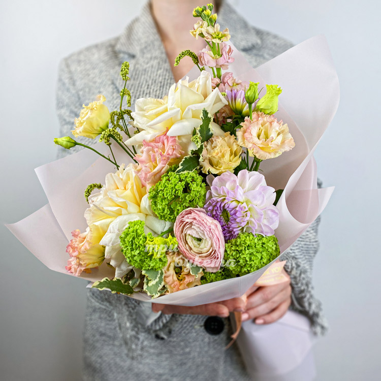 Яркий мини-букет роз, эустом и зелени (вид сверху)