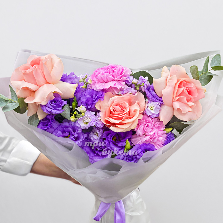 Букет фиолетовых эустом и персиковых роз (крупный план)