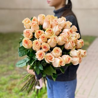 Букет из 37 высоких кремовых роз