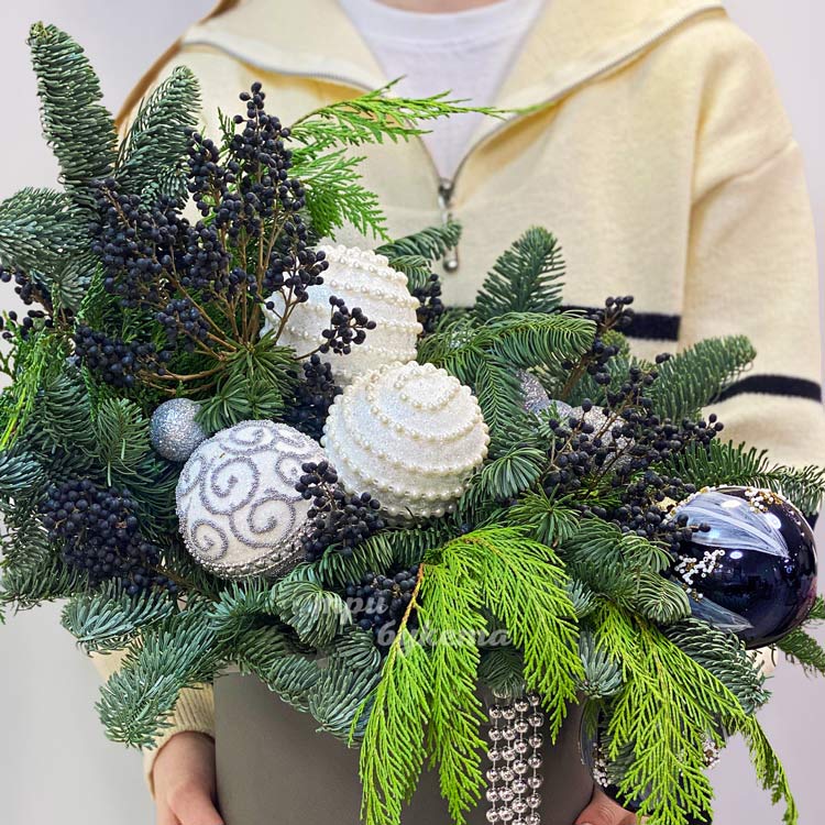 Коробка с хвоей, ягодами и декором (крупный план)