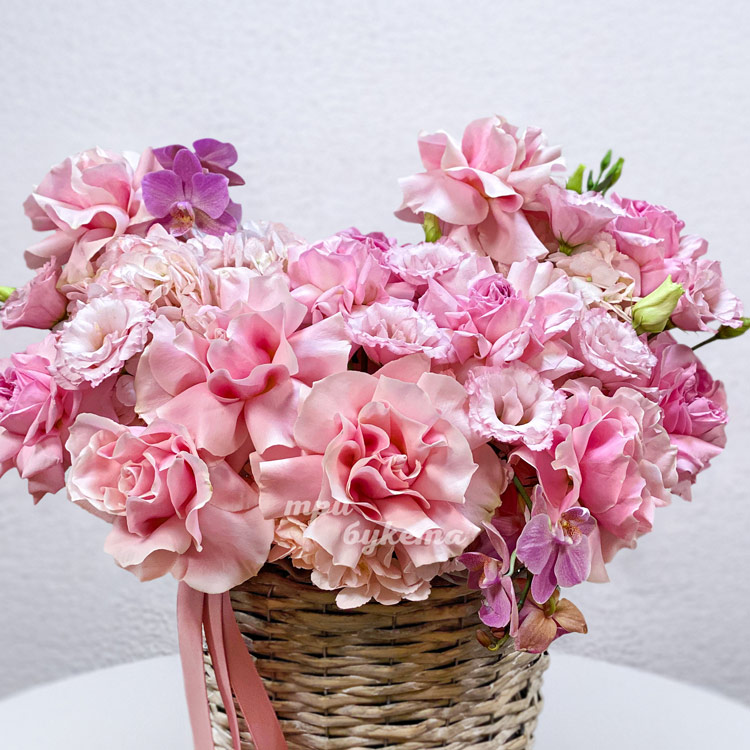 Корзина нежно-розовых роз и эустом (крупный план)