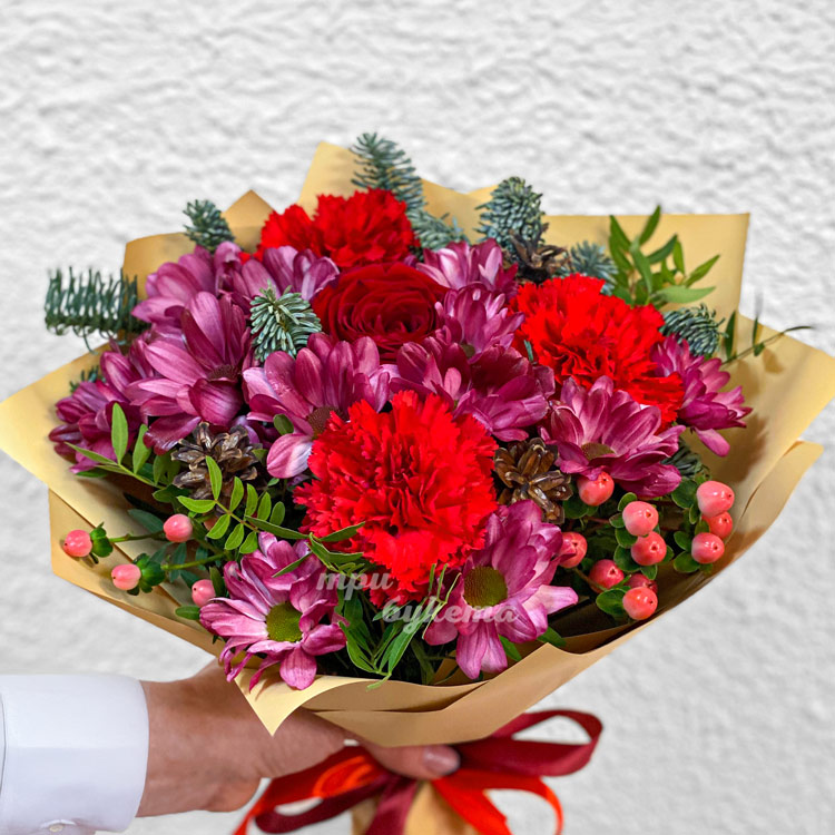 Новогодний букет из хризантем и гвоздик (крупный план)