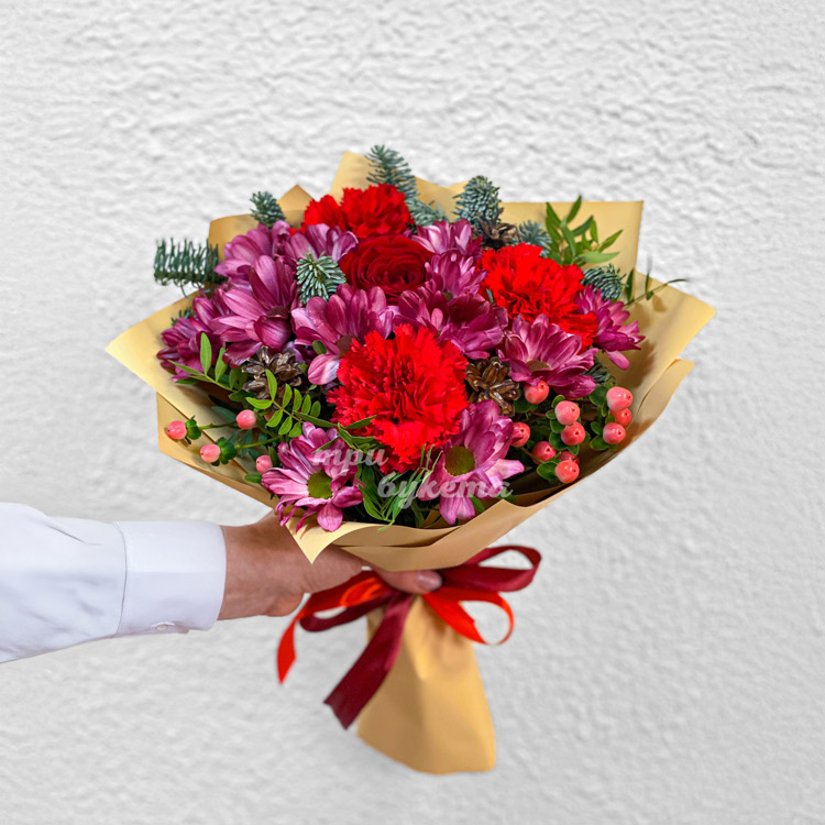 Новогодний букет из хризантем и гвоздик