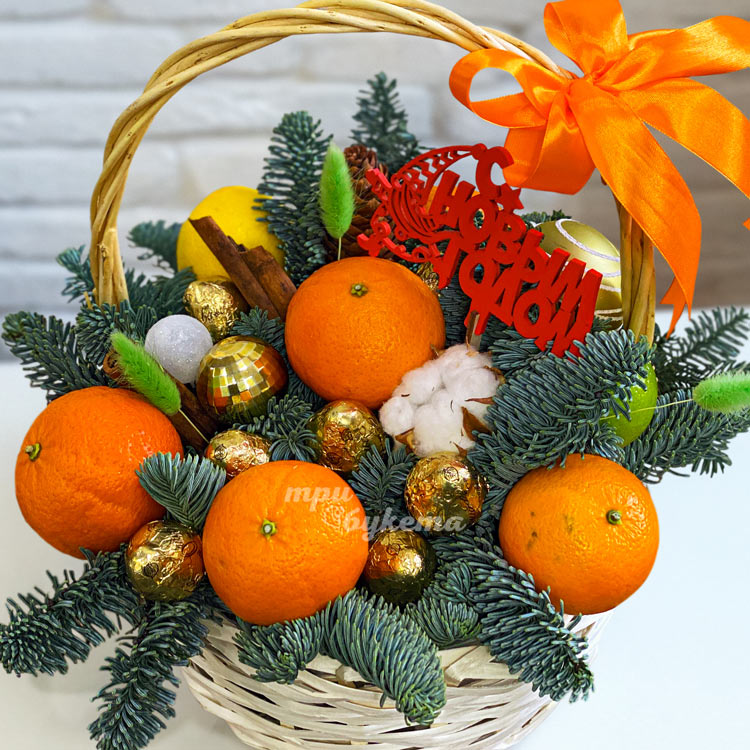 Новогодняя корзина с хвоей и мандаринами (крупный план)